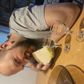 Макс — стикер для MAX
