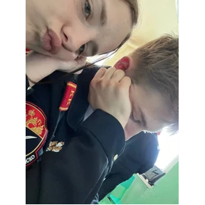 Любоф — стикер для MAX