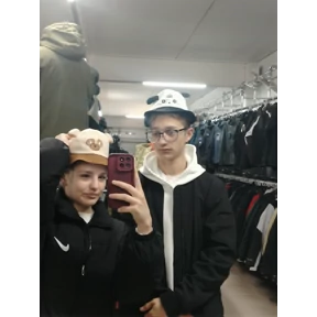 Любоф — стикер для MAX
