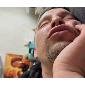 ну я — стикер для MAX
