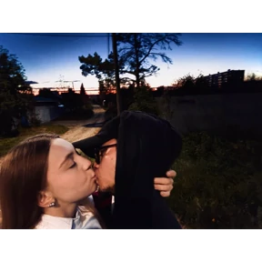 Лю лю) — стикер для MAX