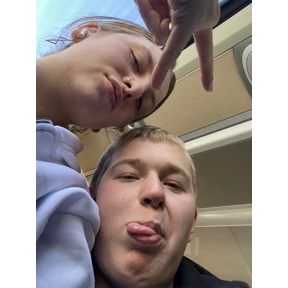 Писюн — стикер для MAX