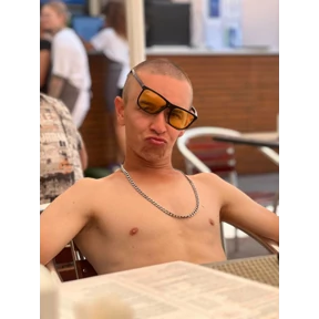 Хзхзхз — стикер для MAX