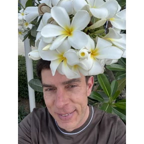 Это я — стикер для MAX