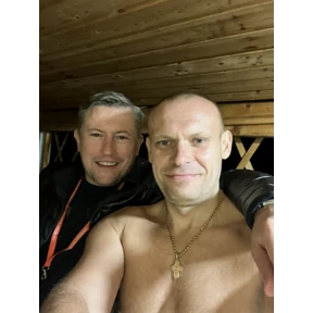 Первый — стикер для MAX