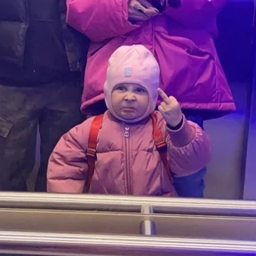 Нас бьют, мы летаем — стикер для MAX