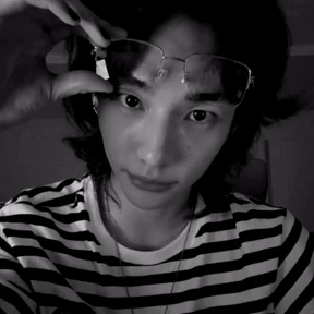 Hyunjin — стикер для MAX