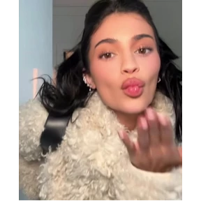 Girllss — стикер для MAX