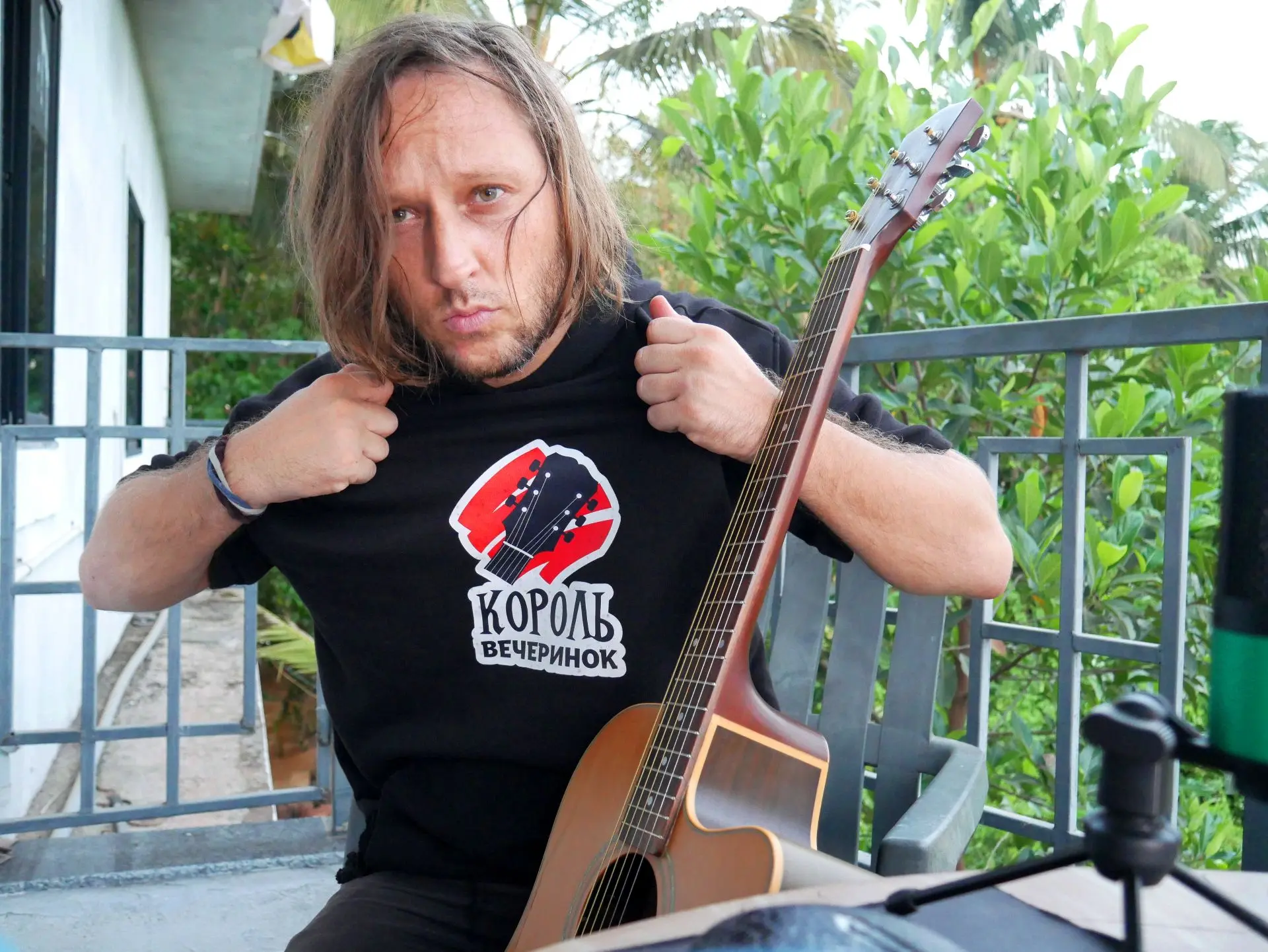 🎸Гитара начинающим! ⭐ Бесплатно: курс + 150 уроков по песням. "Король Вечеринок", играем на гитаре с нуля: аккорды, бой, простые песни — канал в мессенджере MAX
