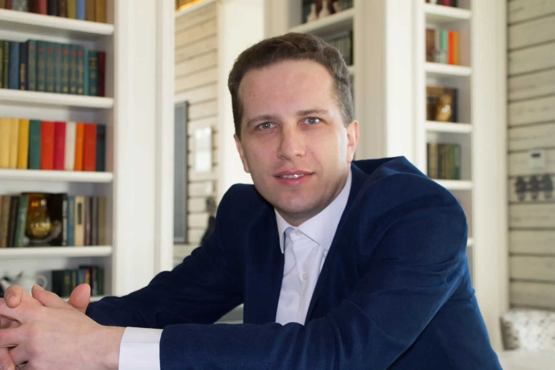 Денис Гатилов| ИИ-нейроконтент и автоворонки — канал в мессенджере MAX