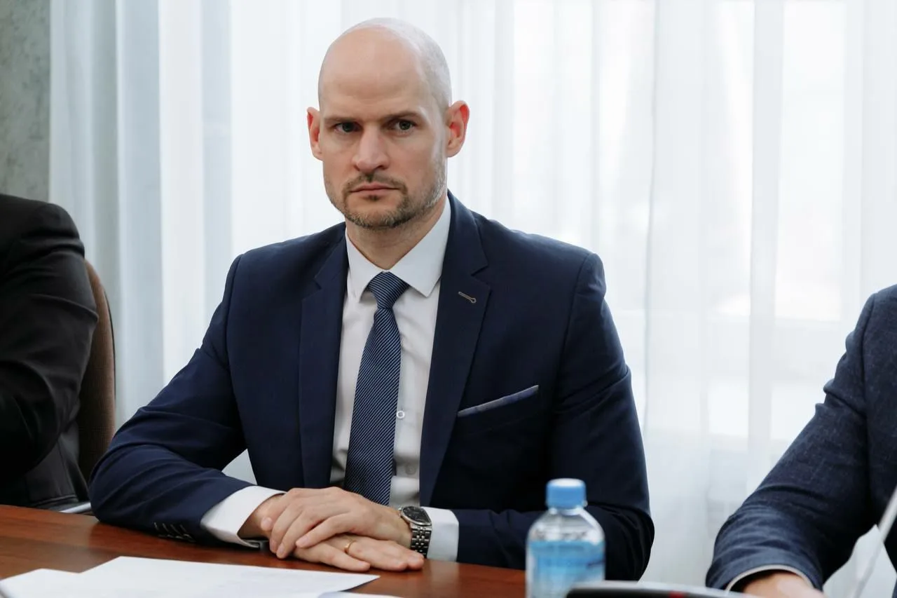 Жолобов. Обо всем — канал в мессенджере MAX