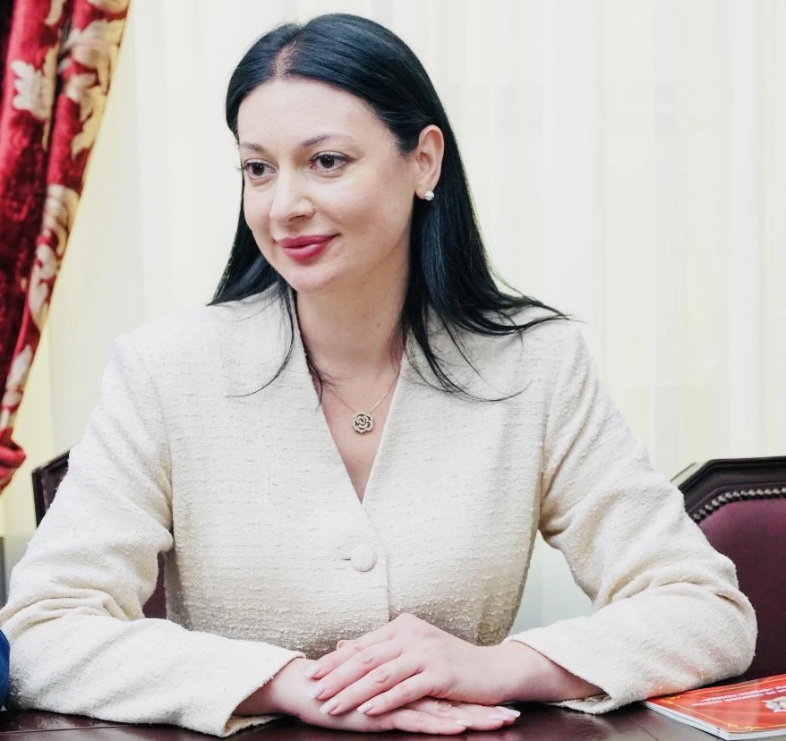 СтраницаМАХ: Элла Алибекова (Министр образования и науки РСО)