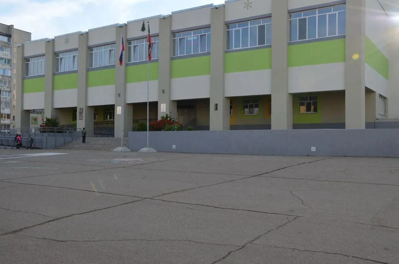 МБОУ "Средняя школа №8 им. Героя Российской Федерации С. В. Большакова" ЕМР РТ