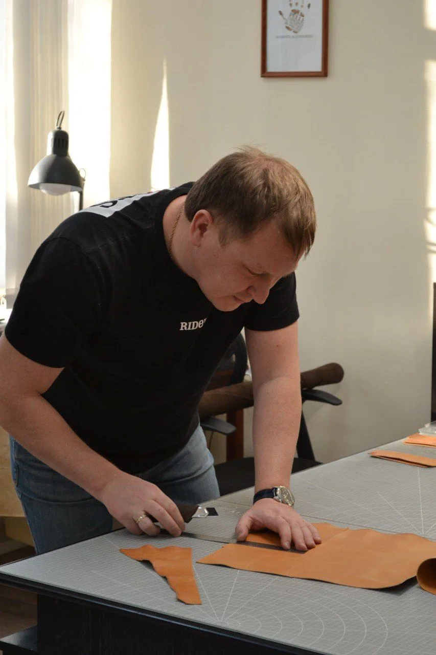 Изделия из кожи •Ручная работа с улыбкой/Sorriso manufatto•