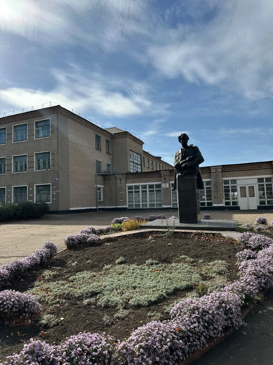 ГБОУ ЛНР "Антрацитовская средняя школа №12 им.Г.М.Тютюнника"