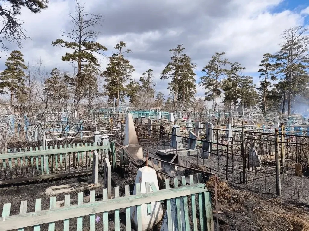 Пожар на кладбище в мкр. Мелькомбинат