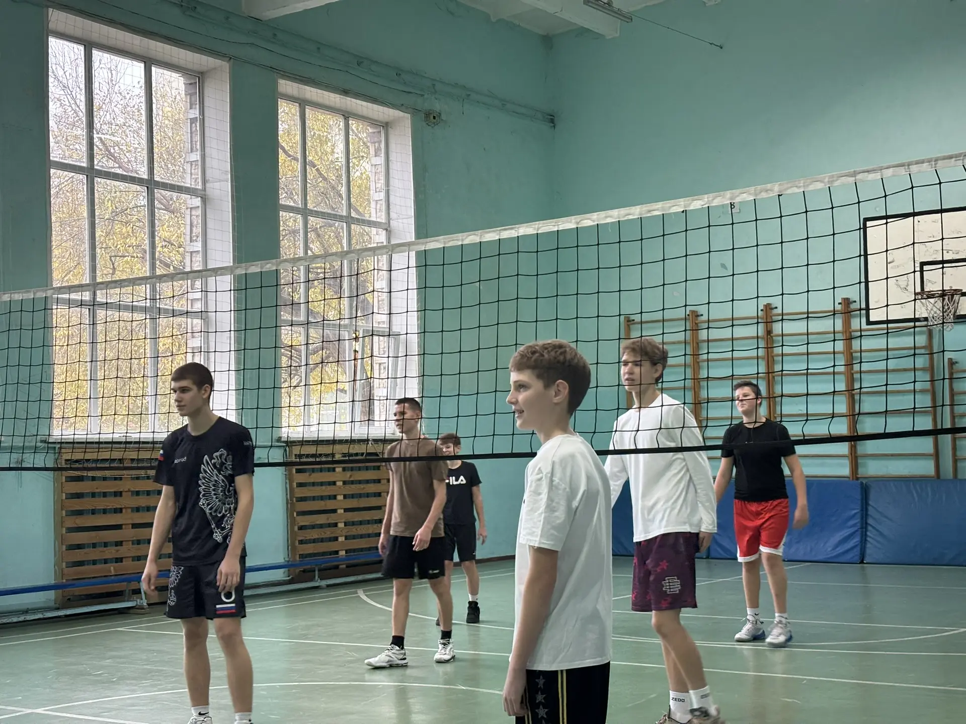 Единство в игре: на каникулах прошел волейбольный турнир ко Дню народного единства