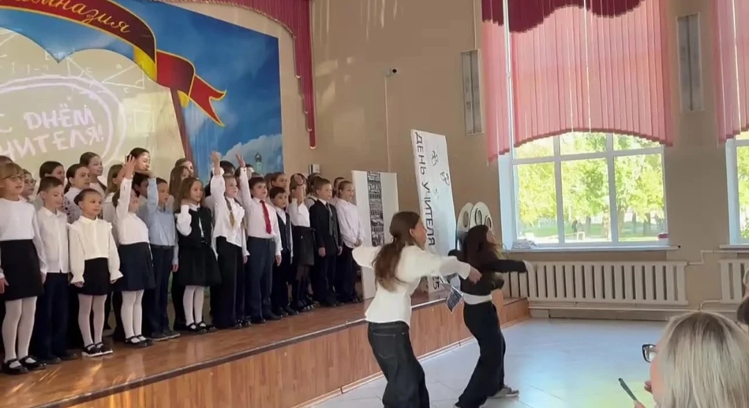 Выступление школьного хора "Весёлые нотки" на концерте ко Дню Учителя.