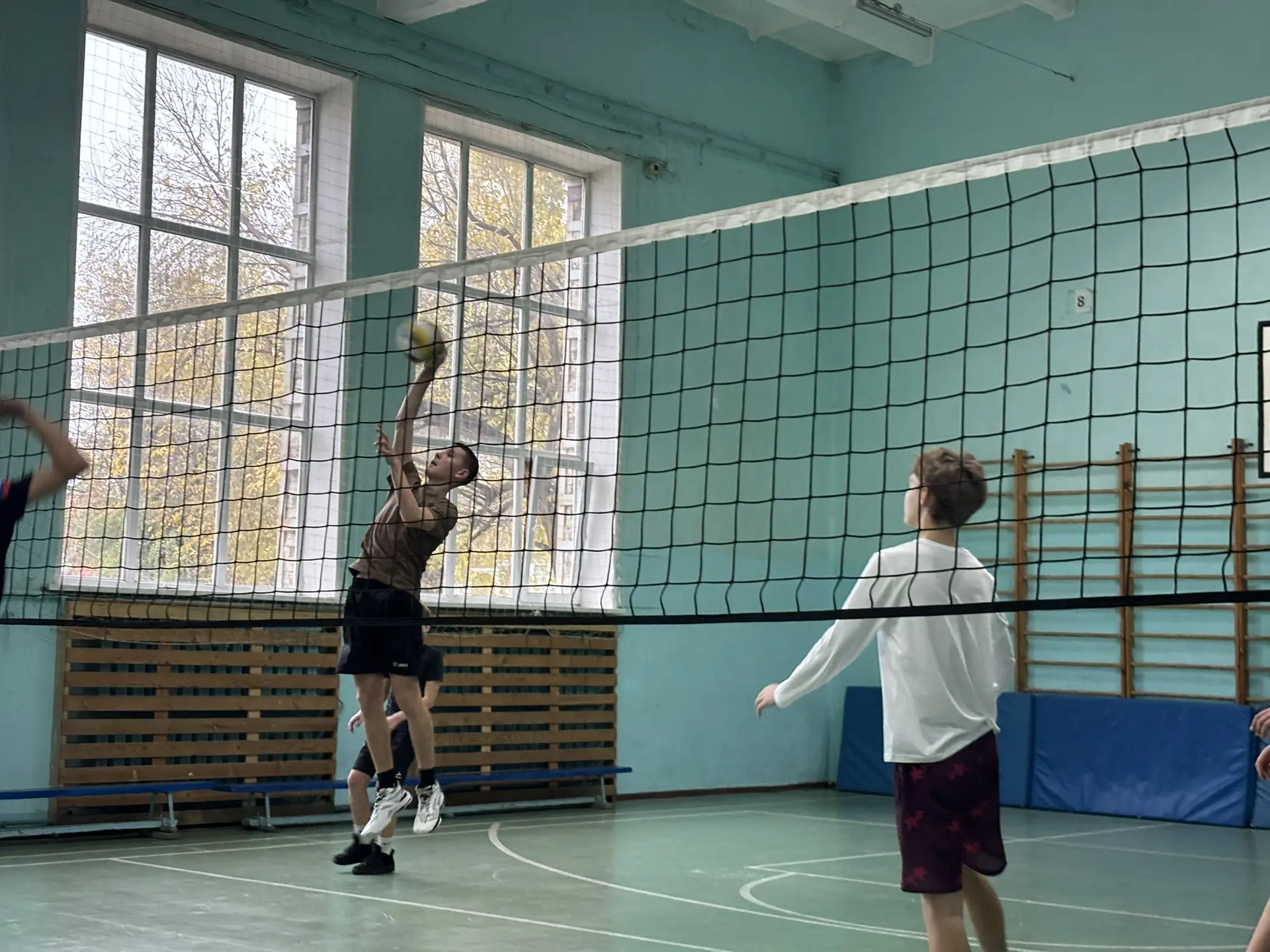 Единство в игре: на каникулах прошел волейбольный турнир ко Дню народного единства