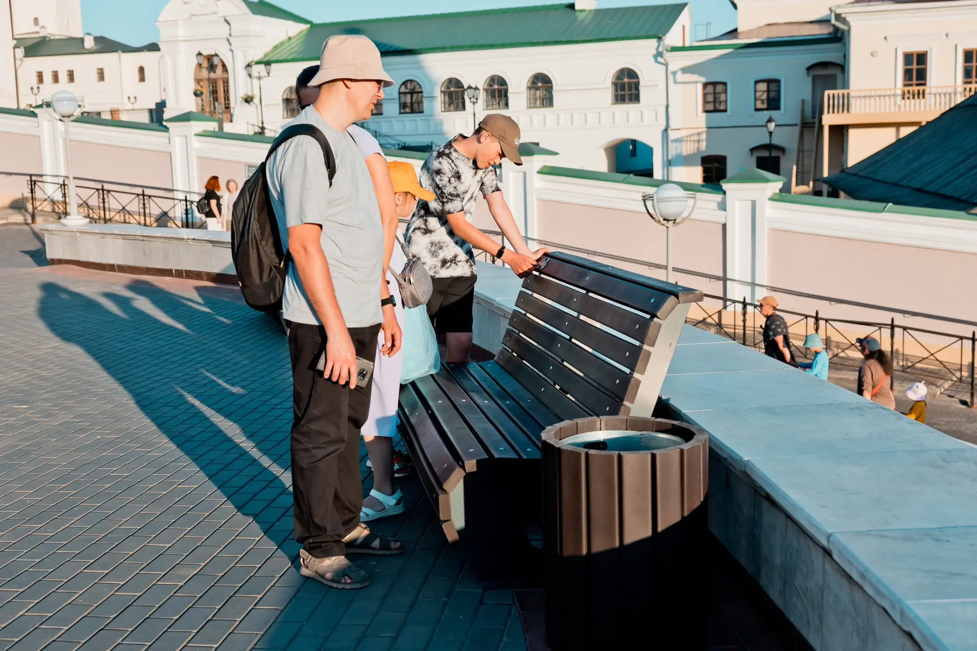 В Казанском Кремле установили уличную мебель из переработанного пластика