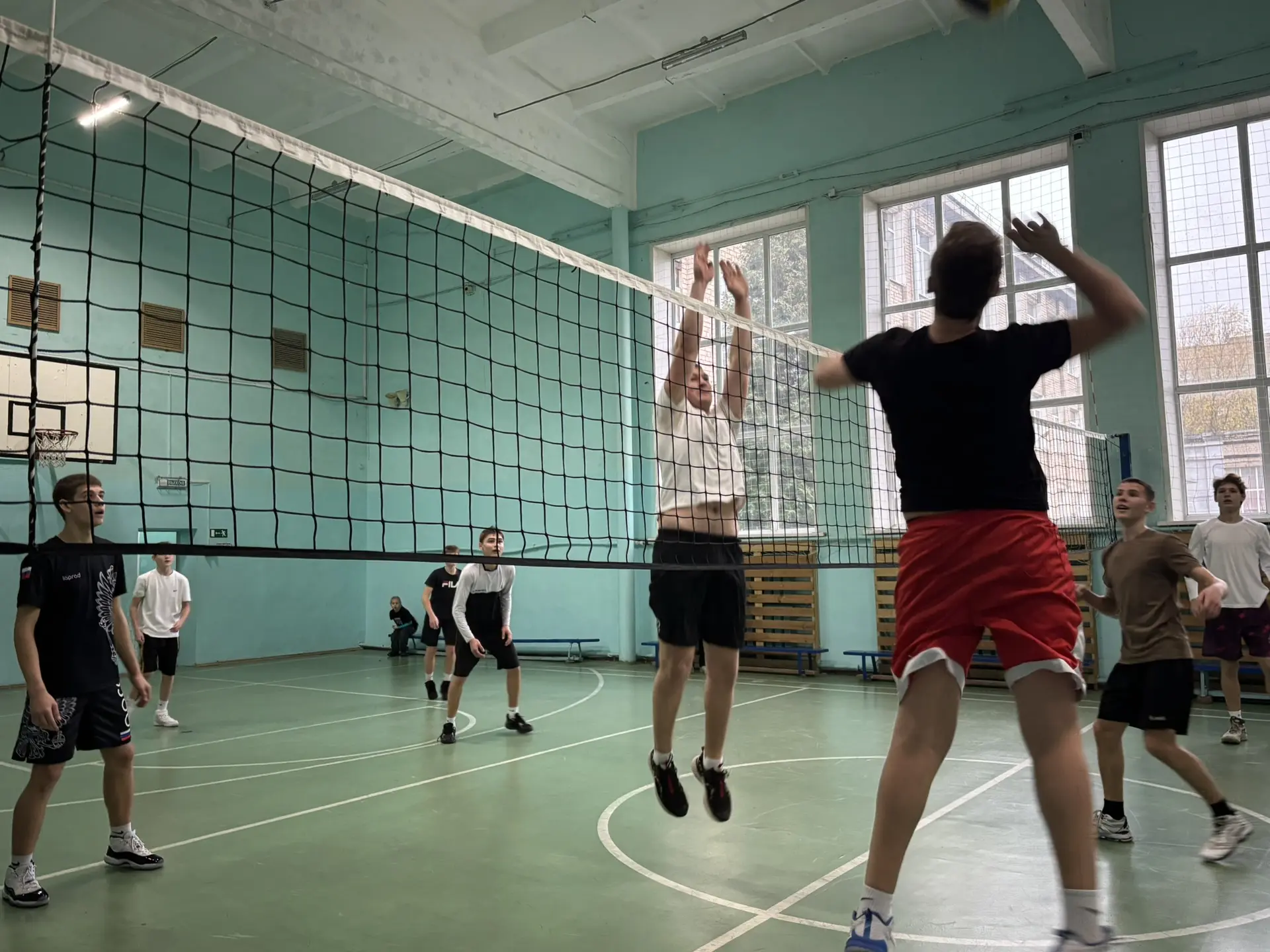 Единство в игре: на каникулах прошел волейбольный турнир ко Дню народного единства