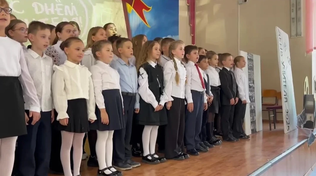 Выступление школьного хора "Весёлые нотки" на концерте ко Дню Учителя.