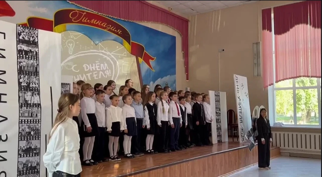 Выступление школьного хора "Весёлые нотки" на концерте ко Дню Учителя.