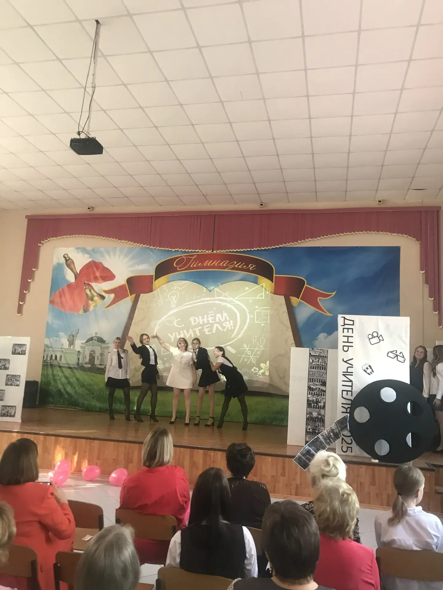 театрализованный показ "Школьный стиль: от классики к современности"