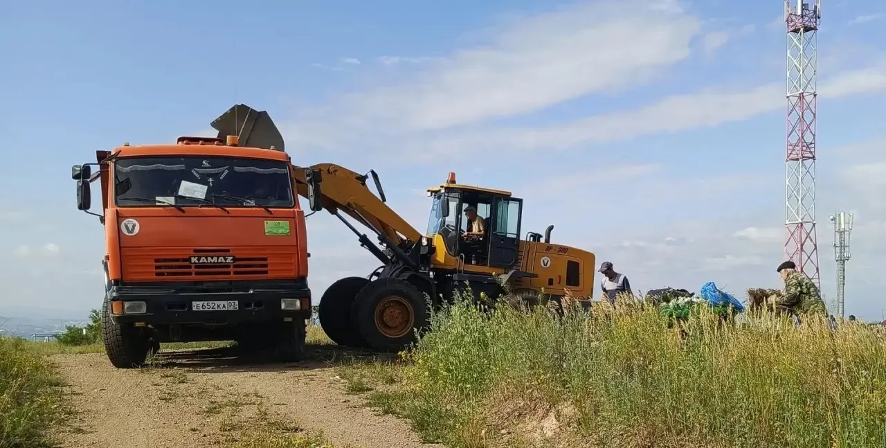 С кладбищ Улан-Удэ за день вывезено 70 кубометров мусора