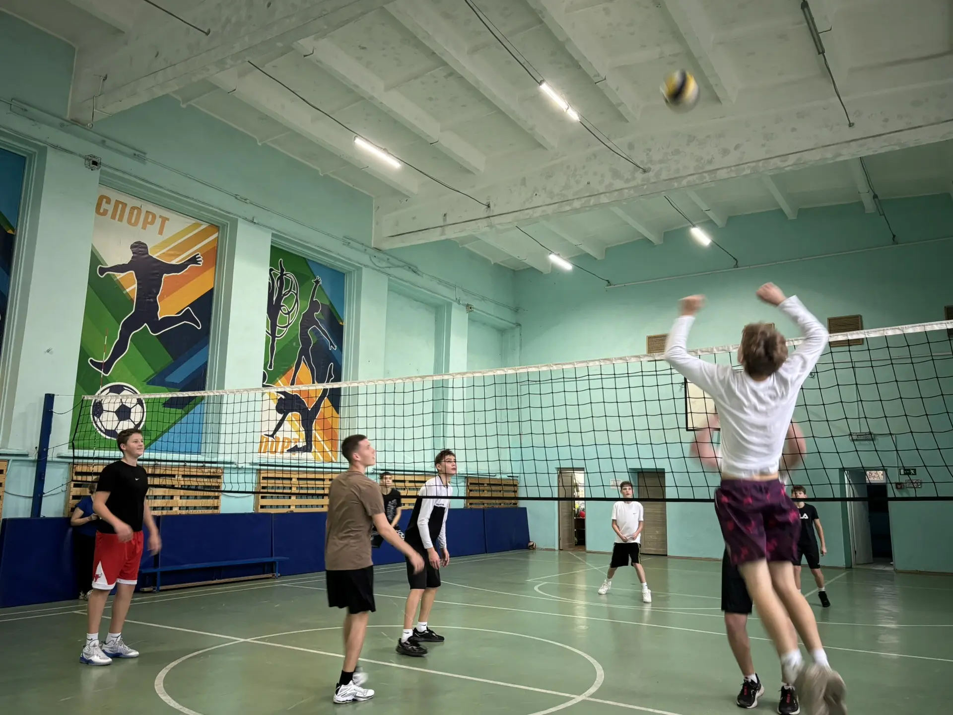 Единство в игре: на каникулах прошел волейбольный турнир ко Дню народного единства