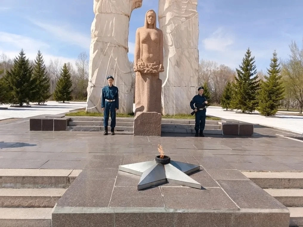 Символ вечной памяти: почётный караул у Вечного огня на площади «Скорбящая мать» 🇷🇺