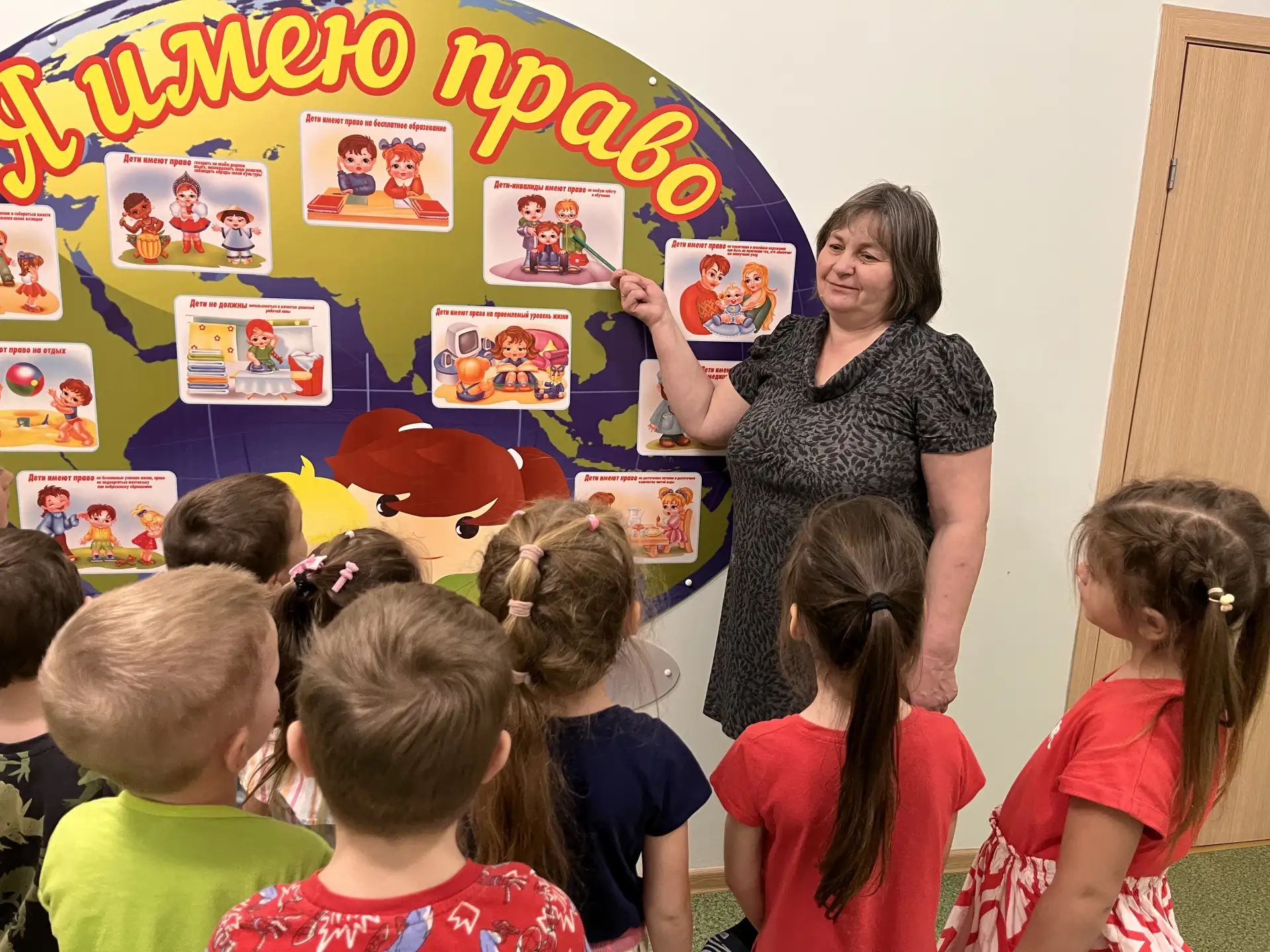 В старшей группе "Искатели" прошли мероприятия, посвящённые "Международному дню инвалид...