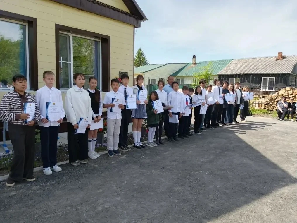🥳 На последнем звонке  глава с/п с. Дада Бельды А. Ю, вручил волонтёрскому отряду "Мил...