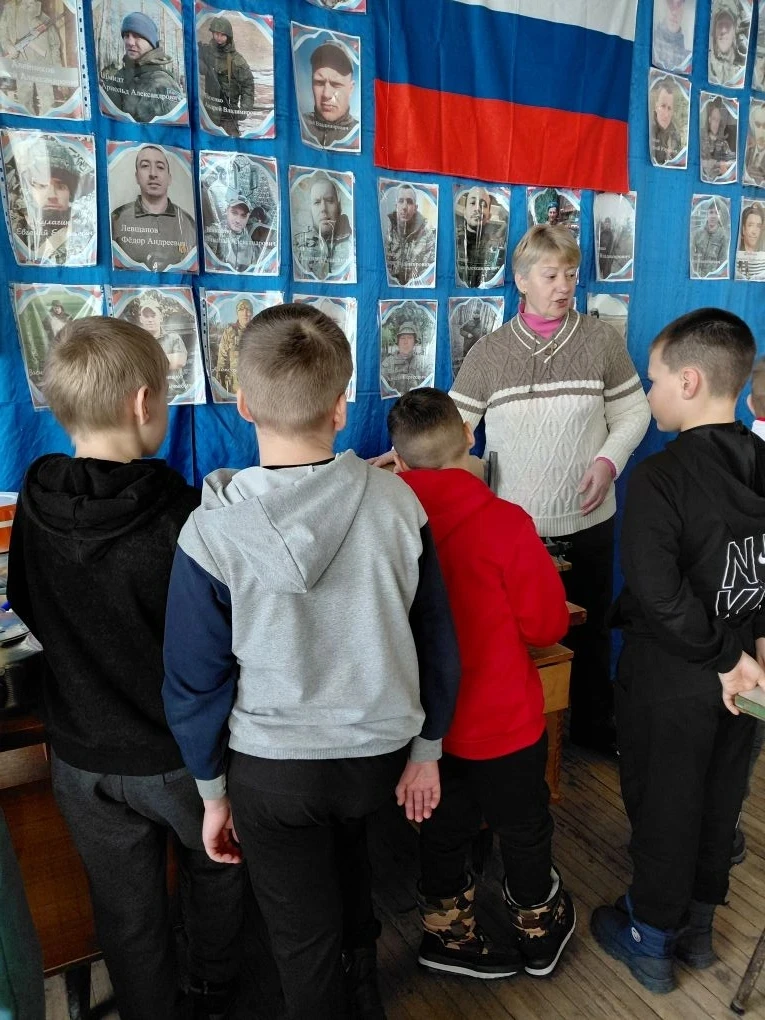 2 февраля ребята 3б класса в рамках трека "Орлёнок-доброволец" посетили  волонтёров с.С...