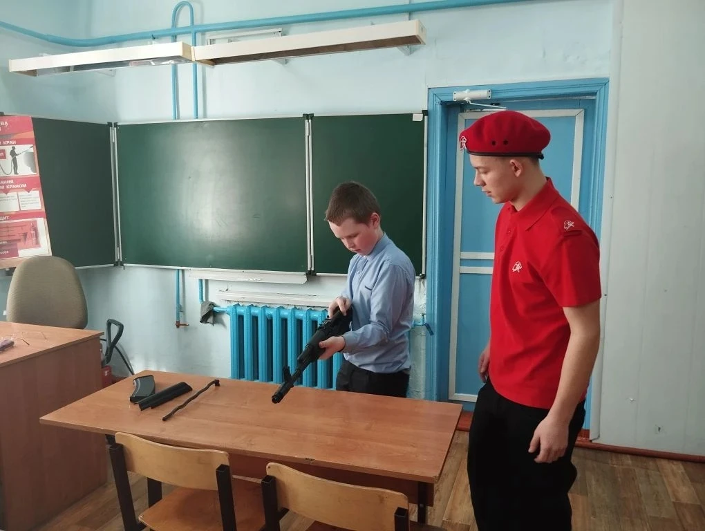 🇷🇺 Наставничество в действии: юнармейцы учат младших школьников основам военного дела