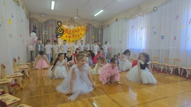 Готовы смахнуть слезинку?                                           Выпускной прошёл в ...