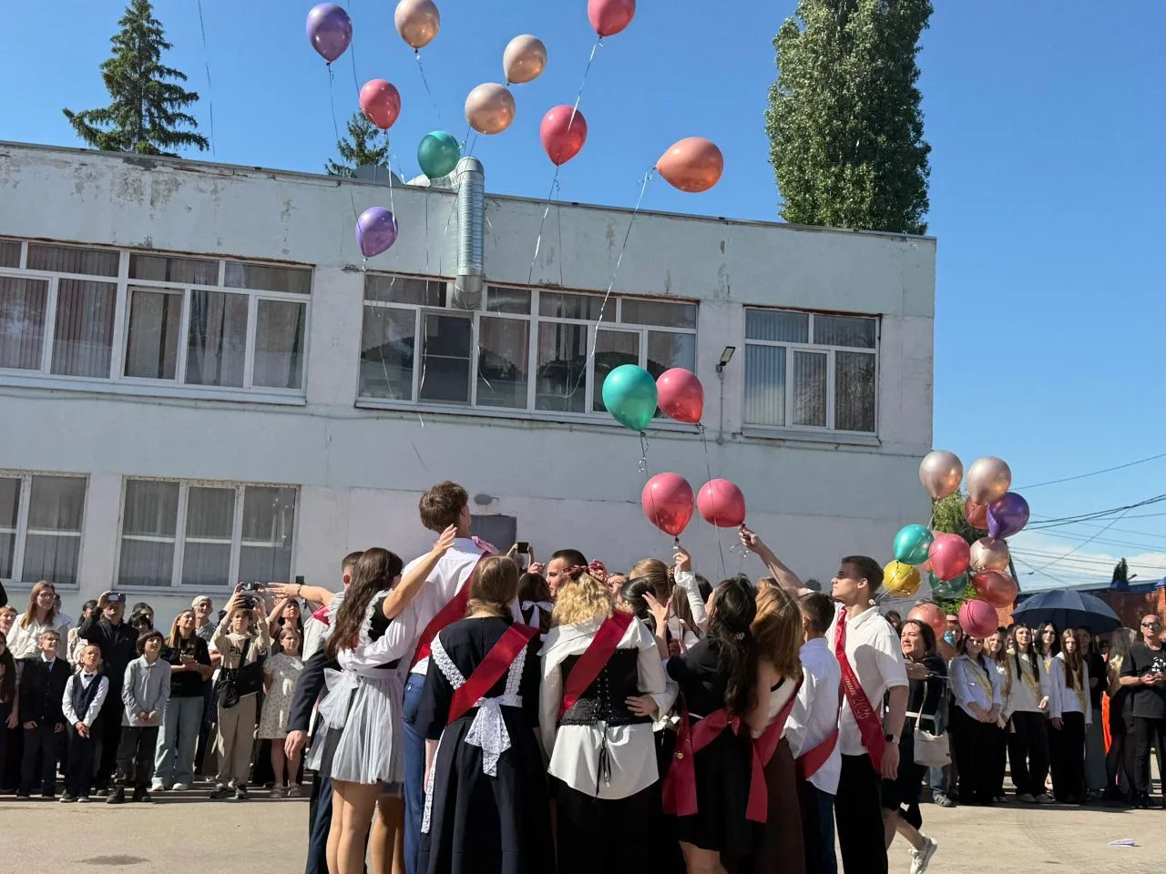 Вот и прозвенел для наших одиннадцатиклассников тот самый «Последний звонок» — трогател...