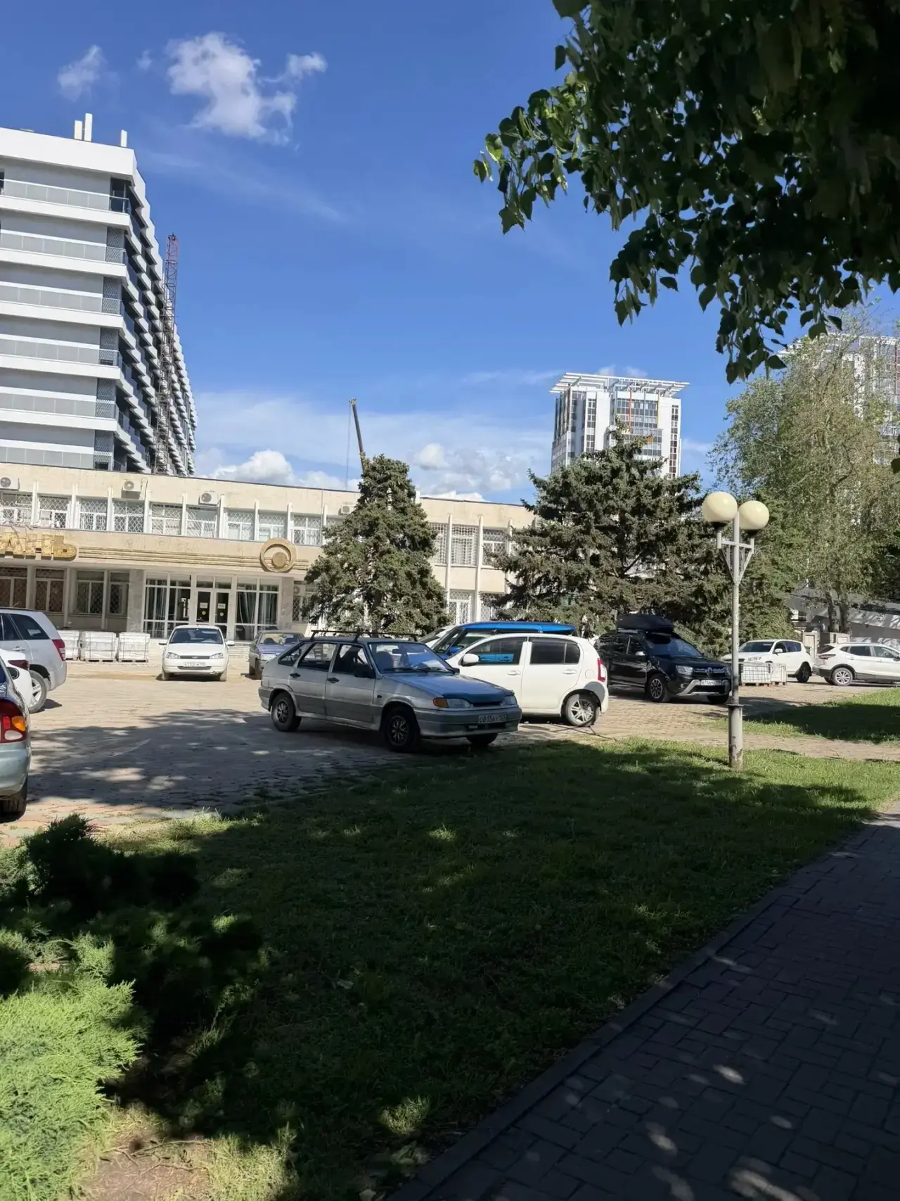 Какая удобная БЕСПЛАТНАЯ стоянка появилась в центре города прям в сквере 🤗❤️ Вы уже оц...