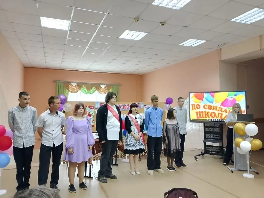 5 июня в школе прошло торжественное вручение документов об окончании школы выпускникам.