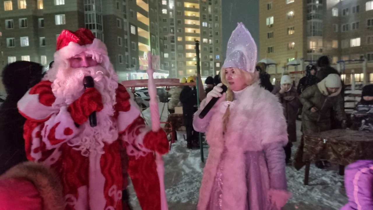 Вот и подоспел наш фотоальбом с первого праздника, посвящённого Новому годуИгры в снежк...
