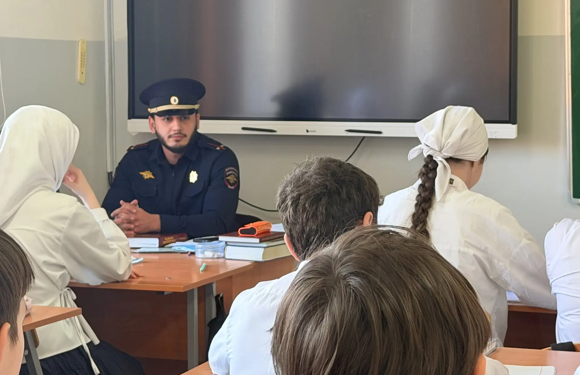 Инспектор ПДН Заурбеков Ислам Рамзанович провел в МБОУ «СОШ №65» города Грозного информ...