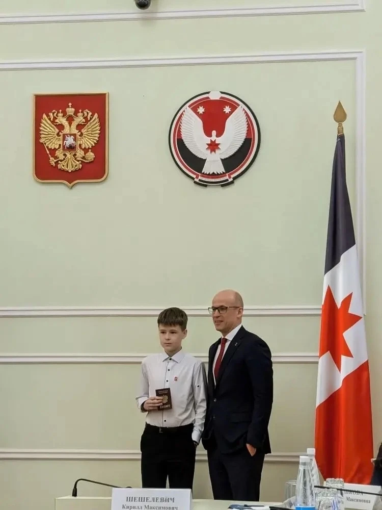 🎉 Торжественный момент - первый паспорт! 🎉