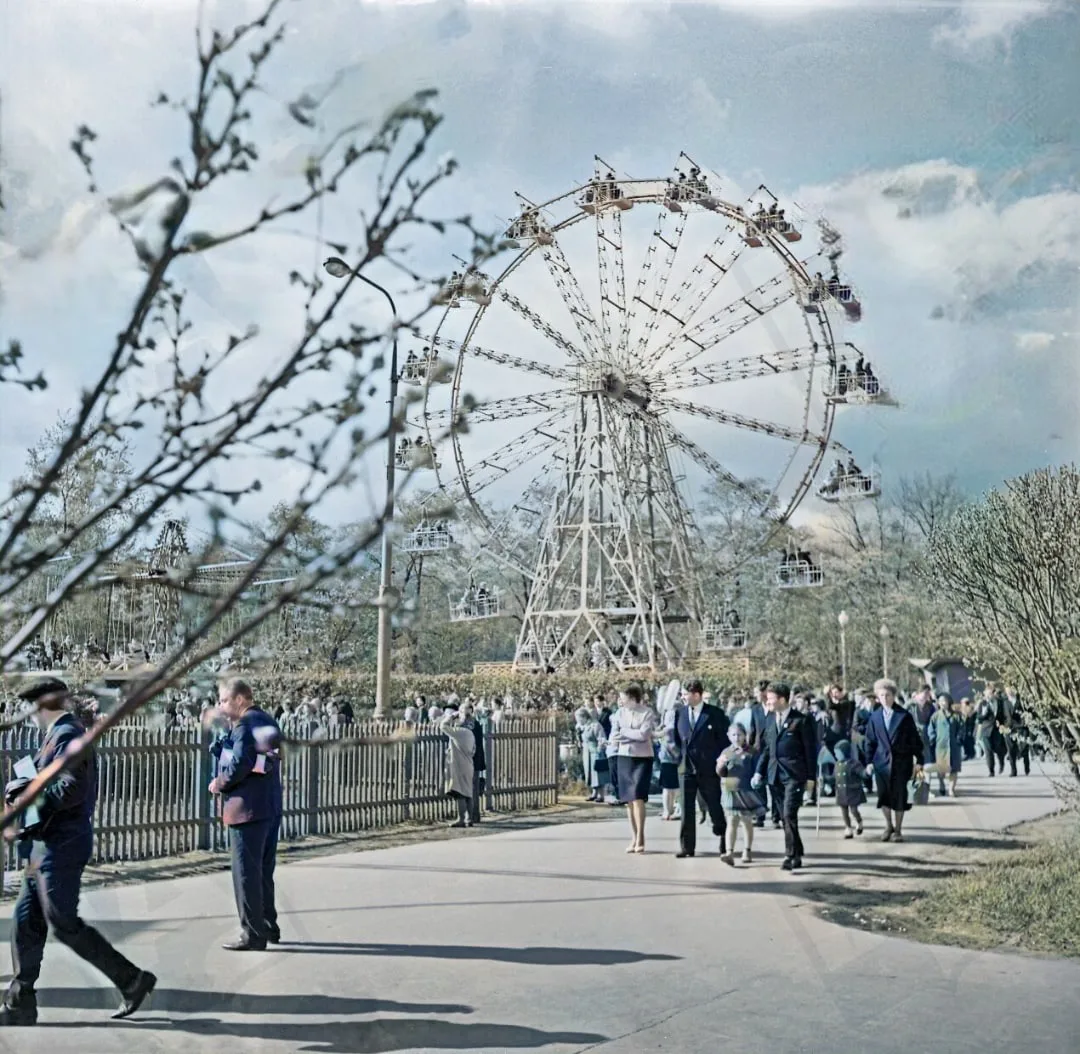 Весна в парке «Сокольники» в Москве, 1969 год.