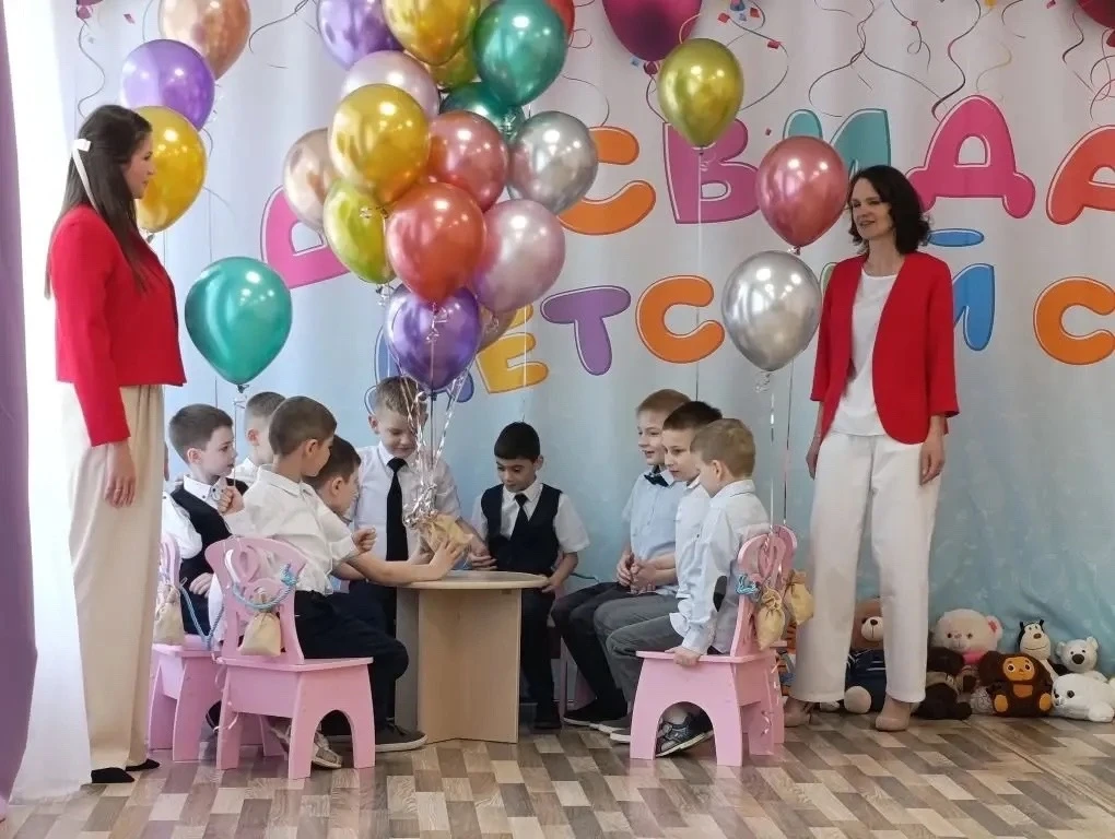 ☀️Наши  «Лучики» 🎈выпускники 🎈-  отправились в  удивительное  путешествие на ярком  в...