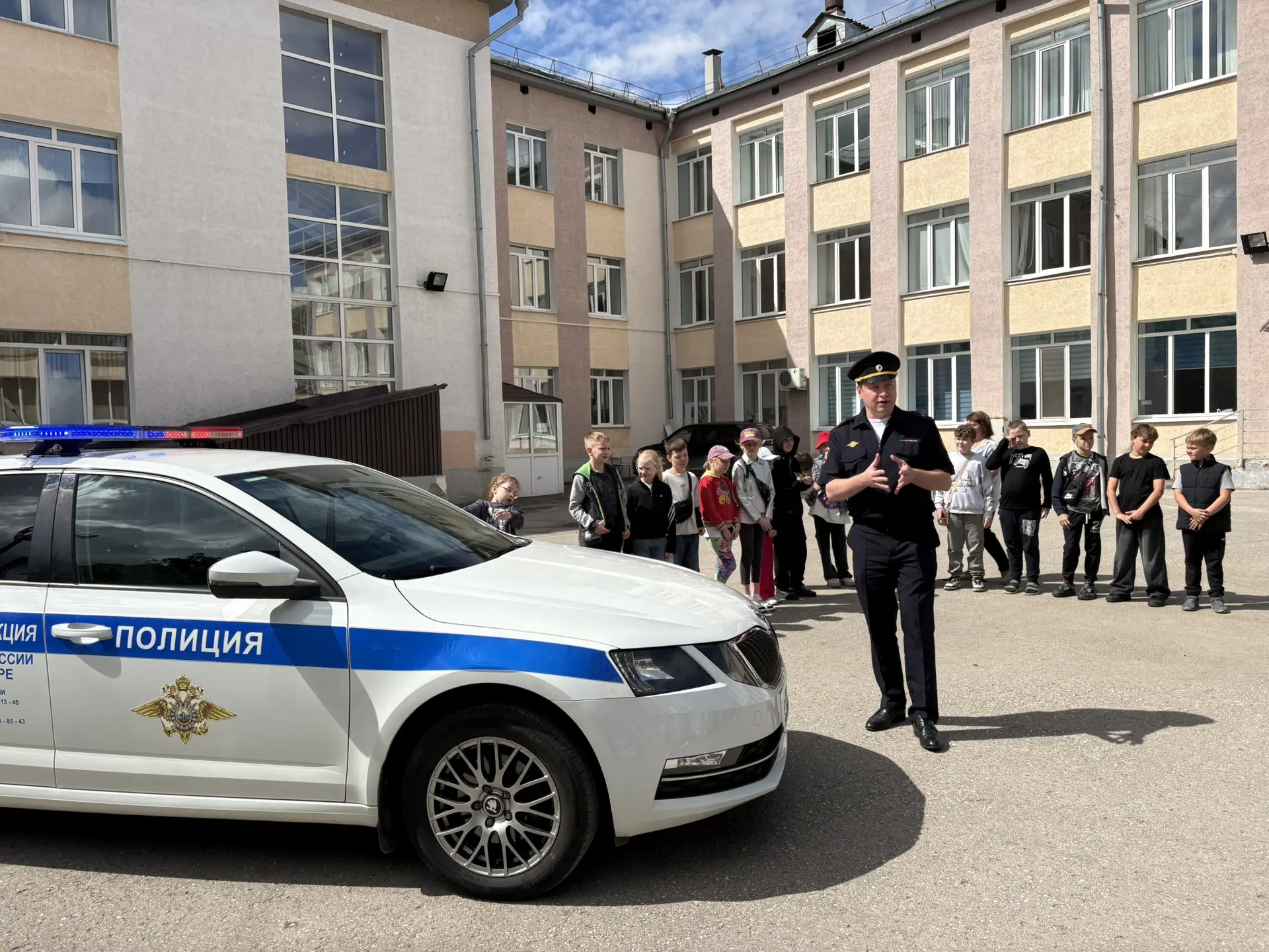 🌞 В нашем летнем лагере "Солнышко" прошел увлекательный урок безопасности с сотрудника...