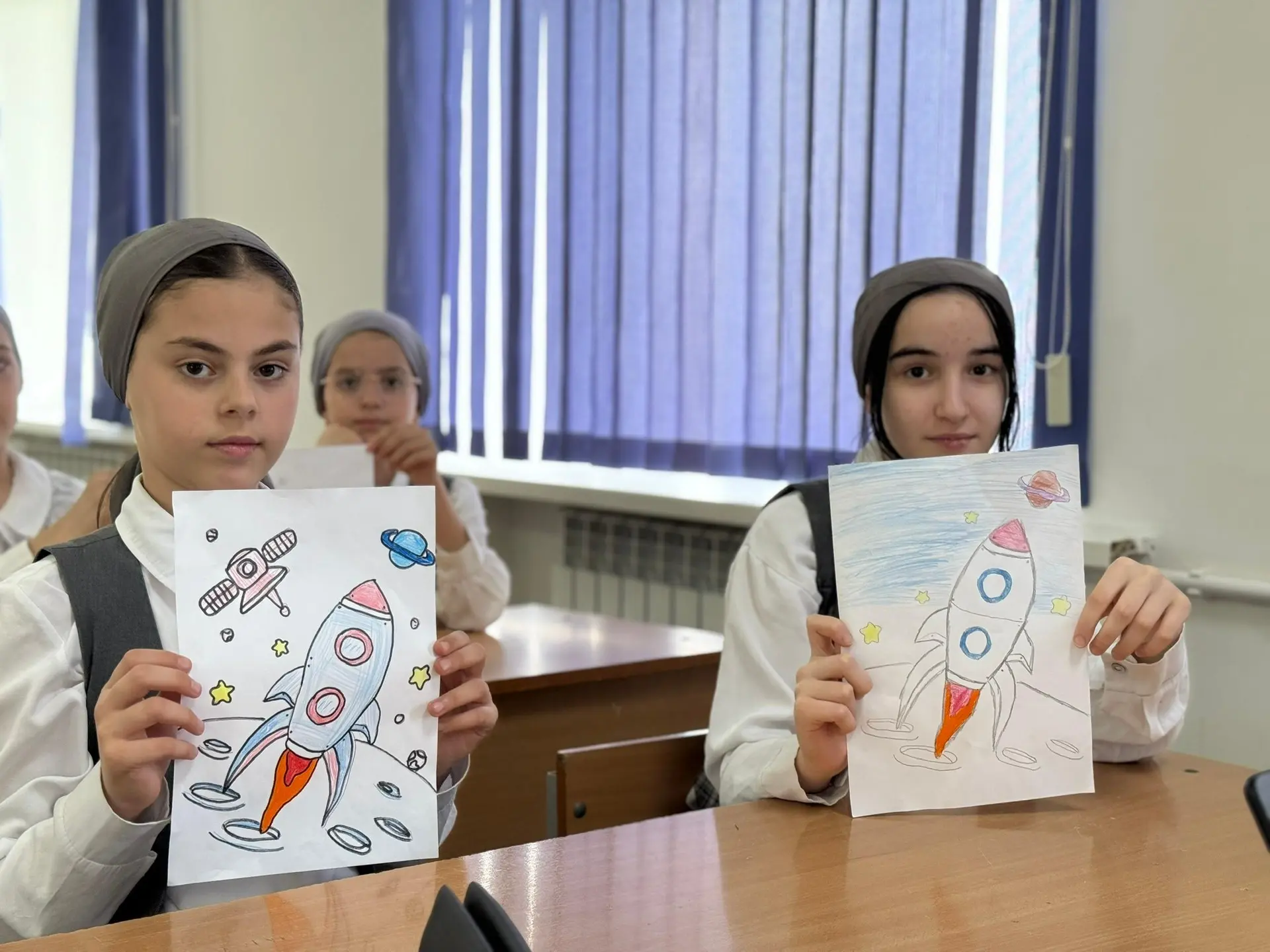 🪐🌟В школе прошла выставка рисунков ко Дню космонавтики. Ученики представили яркие раб...