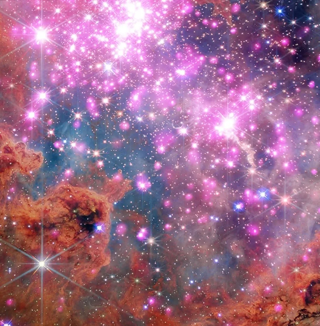 ✨Вестерлунд 2 — это одно из самых молодых и ярких звёздных скоплений в нашей Галактике. Оно располож