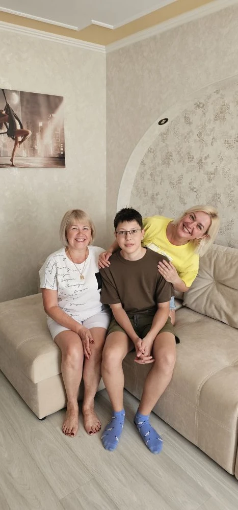 ТРИ ПОКОЛЕНИЯ. ОДИН КАДР

Вместе самые близкие ❤️
Ценно!

Сын в 14 лет ростом уже 175 см, 
я - 162 с