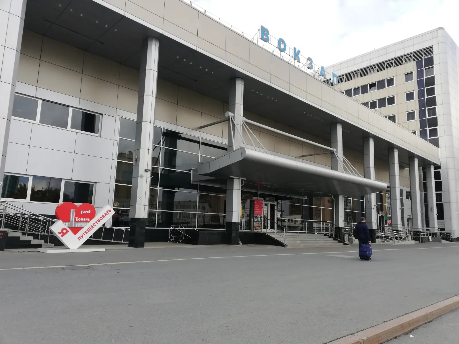 Остановку у железнодорожного вокзала Тюмени перенесли с 17 июня

С 17 июня на Привокзальной площади 
