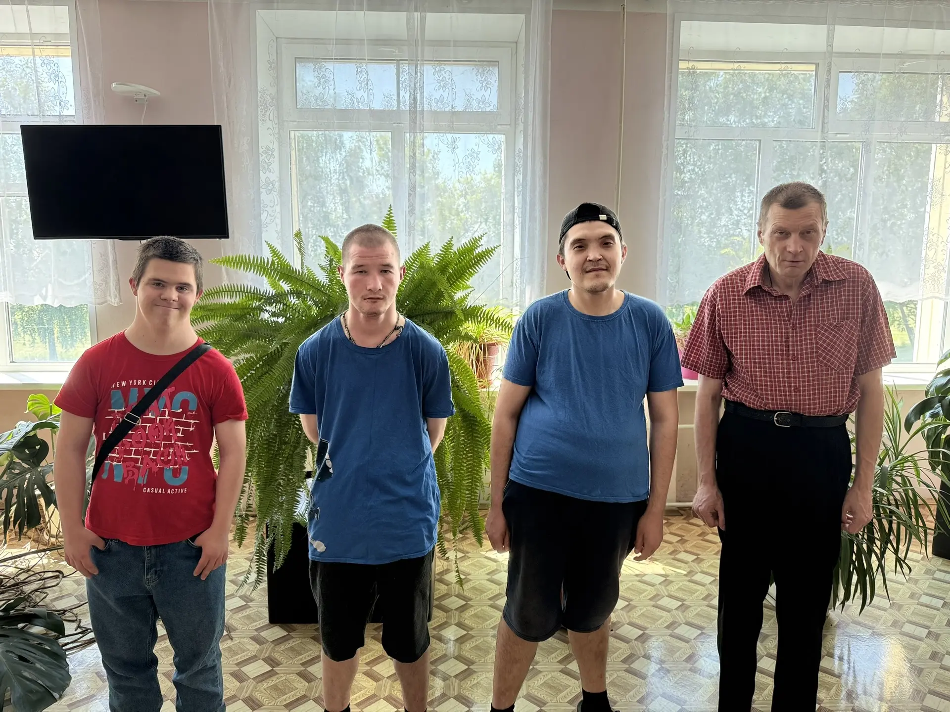 Сегодняшний день подарил нам настоящую солнечную сказку! На территории нашего дома социального обслу